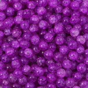 Makroaufnahme violetter Knisterglasperlen mit innerer Textur für DIY-Schmuck