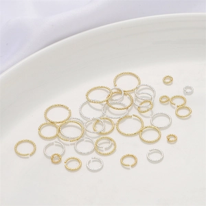 Détail d'anneaux torsadés en or et argent de tailles variées pour la création de bijoux