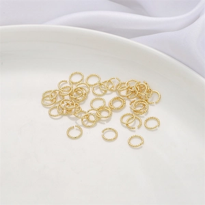 Gros plan d'anneaux de jonction torsadés plaqués or 14K pour la création de bijoux DIY