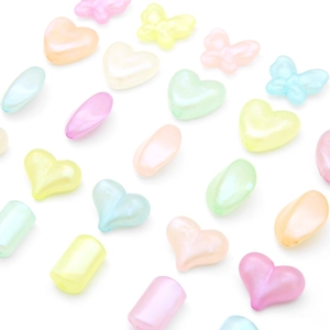 Bunte Acrylperlen zum Basteln in Herzform und Schmetterlingsform mit Perlglanz