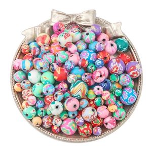 Bunte Polymer-Ton-Perlen mit Blumenmustern in einer Silberschale für DIY-Schmuck