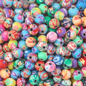 Nahaufnahme bunter Fimo-Rundperlen mit Blumenmuster für die DIY-Schmuckherstellung