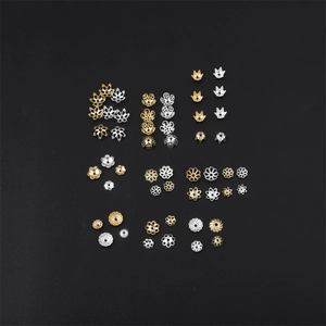 Varietà di copriperla a fiore in oro 14K e argento per creazione di gioielli fai-da-te