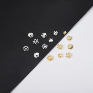 Accessori per gioielli fai-da-te con copriperle in oro 14K e argento in vari stili floreali