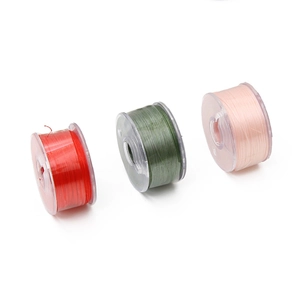 Trois bobines de fil de perlage en nylon ciré rouge, vert armée et rose pâle pour DIY