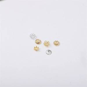 Varietà di copriperle a fiore traforate placcate oro 14K e argento per gioielli DIY