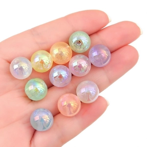 Primo piano di perline acriliche iridescenti assortite per gioielli con finitura perlata