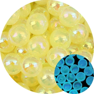 Dettaglio macro di perline di acrilico giallo iridescente con effetto luminoso blu al buio