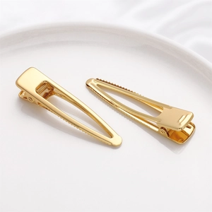 Polierte 14K Gold-Haarklammern auf weißer Schale für DIY Haarschmuck-Zubehör