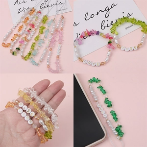 Handgefertigte DIY bunte Glasperlen Handyketten mit Perlen und Goldbuchstaben