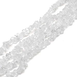 Nahaufnahme unregelmäßiger transparenter Glasperlen für DIY-Schmuck und Handwerk