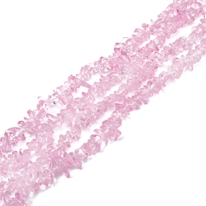 Makroaufnahme unregelmäßiger rosa Rosenquarzperlen mit natürlicher Eisbruchstruktur