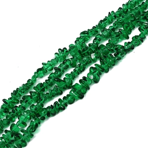 Detailaufnahme polierter grüner unregelmäßiger Glasperlen für DIY-Schmuck