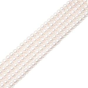 Dettaglio di quattro fili di perle di vetro bianco crema per creazione di gioielli