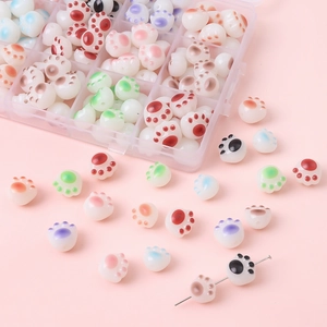 Vue macro de perles pattes de chat de 10 mm montrant les trous pour bijoux DIY