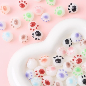 Macro de perles en résine de 10mm en forme de patte de chat dans un plat en cœur