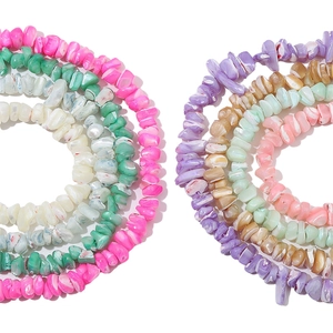 Cuentas de concha natural irregular para joyería DIY en múltiples colores vibrantes