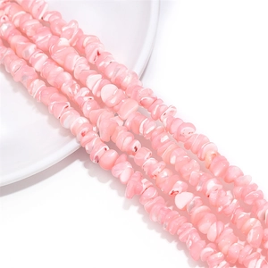Detalle de hilos de cuentas de concha rosadas irregulares para creación de joyas DIY