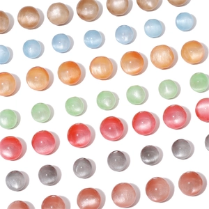 Vista macro de cuentas de resina de ojo de gato coloridas para joyería y artesanía