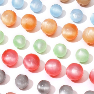 Primer plano de cuentas de resina con efecto ojo de gato para hacer joyas DIY multicolores