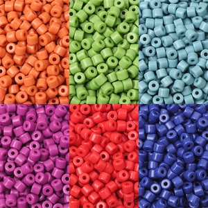 Nahaufnahme der 6mm Acryl-Zylinderperlen in bunten Farben für DIY-Schmuckherstellung