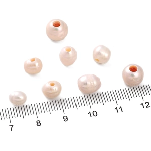 Perles d'eau douce roses et champagne pour bijoux DIY avec règle pour échelle de mesure