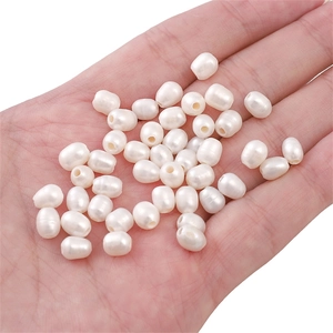 Détails macro de perles d'eau douce ovales blanches pour création de bijoux DIY