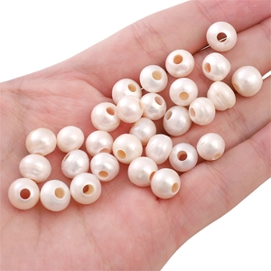 Gros plan de perles d'eau douce naturelles percées pour la création de bijoux DIY