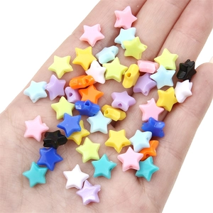Perles étoiles colorées 10mm en acrylique pour bijoux DIY tenues dans la main