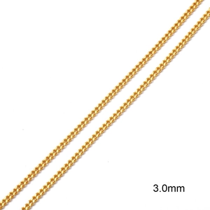 Détail montrant la largeur de 3,0 mm de la chaîne gourmette dorée polie