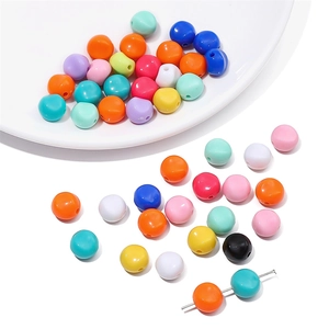 Gros plan de perles rondes en acrylique colorées pour la création de bijoux DIY variés