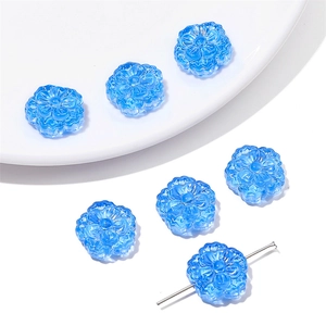 Detalle macro de cuentas de flores azules de 15mm con pétalos tallados y agujero DIY