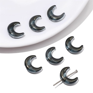 Dettaglio di perline a mezzaluna in vetro 8mm grigio scuro metallizzato glitter per DIY
