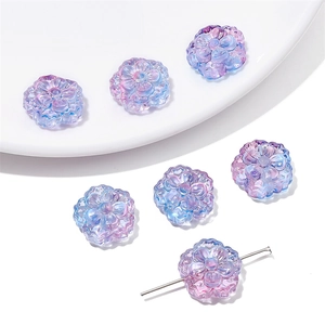 Detalle macro de cuentas de vidrio floral iridiscente de 15 mm con agujeros para joyería
