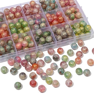 Vista macro de cuentas de vidrio craquelado para joyería DIY con caja organizadora