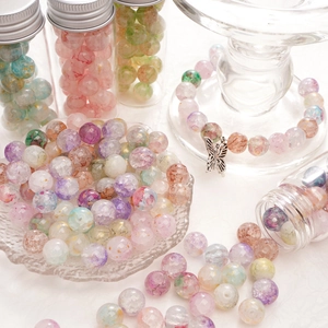 Gekleurde glazen kralen met craquelé effect en vlinderbedel voor DIY-sieraden maken