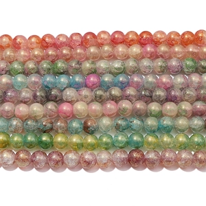 Toma macro de cuentas de vidrio de colores con textura craquelada para joyería artesanal