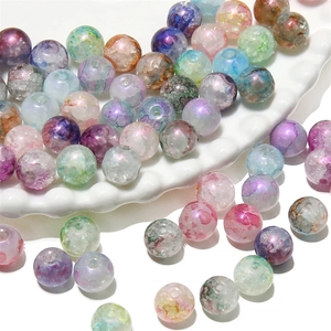 Vue détaillée de perles en verre violet aurore avec texture aquarelle pour bijoux DIY