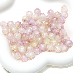 Gros plan de perles en verre craquelé violet Aurora pour la création de bijoux DIY