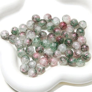 Détail de perles en verre craquelé violet avec tourbillons colorés pour bijoux DIY