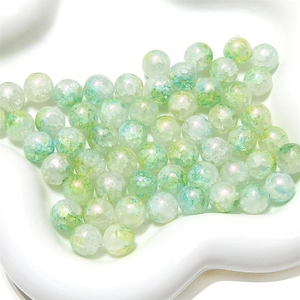 Gros plan de perles en verre vert clair avec texture craquelée dans un plat cœur