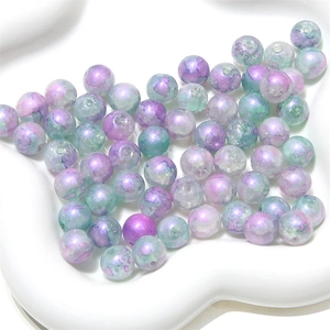 Vue macro des perles en verre dégradé violet et vert pour la création de bijoux DIY