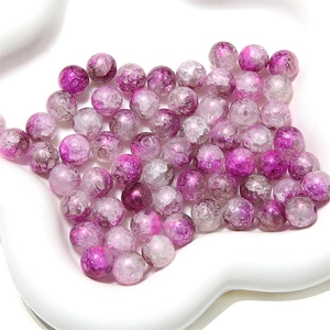 Vue macro de perles en verre craquelé violet pour la fabrication de bijoux DIY