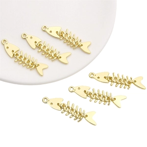 Vue détaillée de cinq pendentifs en forme d'arête de poisson dorés pour bijoux DIY