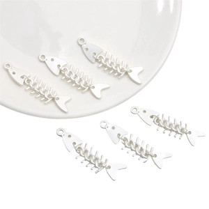 Détail de cinq pendentifs en forme d'arête de poisson en argent pour bijoux DIY
