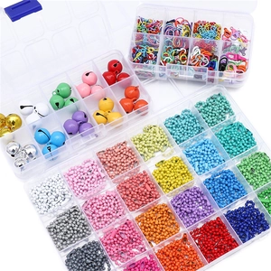 Kit de joyería DIY con cadenas de bolas coloridas, cierres y campanas en caja transparente