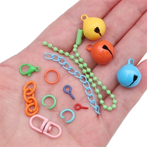 Primer plano de cierres de mosquetón de colores y accesorios de joyería DIY en la mano