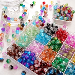 Détail macro de perles de verre craquelé multicolores dans leur boîte de rangement