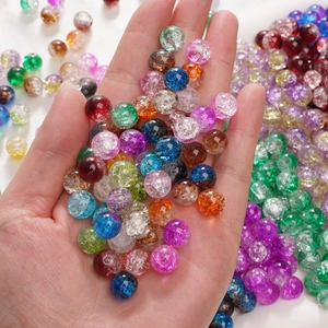 Gros plan de perles en verre craquelé coloré pour la fabrication de bijoux artisanaux DIY