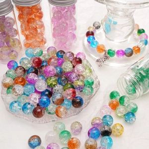 Détail macro de perles en verre craquelé colorées avec textures de glace internes et formes rondes